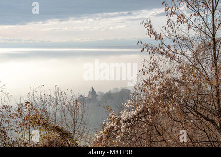 Horizonless sky. Appendere il cloud coperte città nella valle alpina di seguito. Vedute di Vevey, Lago Leman, Ginevra, Svizzera Foto Stock