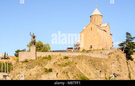 Vergine Maria Chiesa di Metekhi e il monumento al re Vakhtang Gorgasali sulla roccia sopra il fiume Kura nella capitale della Georgia. Foto Stock