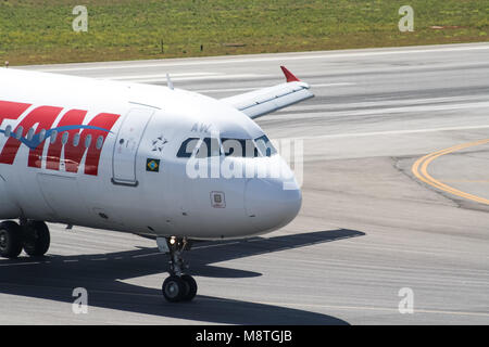 Sao Paulo, SP, Brasile - 05 Ottobre 2011: TAM rullaggio all'Aeroporto di Congonhas Foto Stock