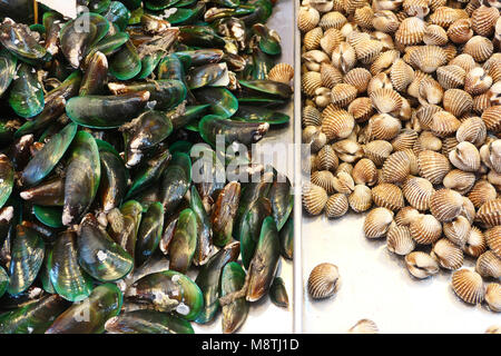 Pila di cozze nel mercato Foto Stock