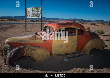 Una vecchia auto in Namibia il leggendario deserto pit-stop di Solitario Foto Stock