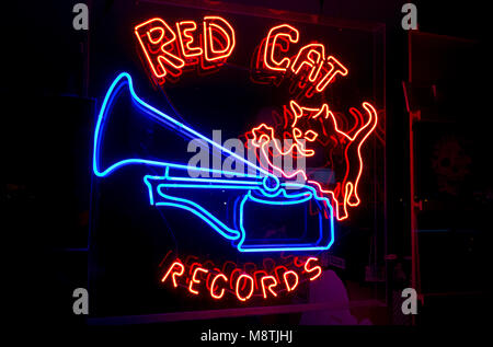 Insegna al neon per Red Cat record, un vinile store nel sud principale area di Vancouver. BC. In Canada. Foto Stock