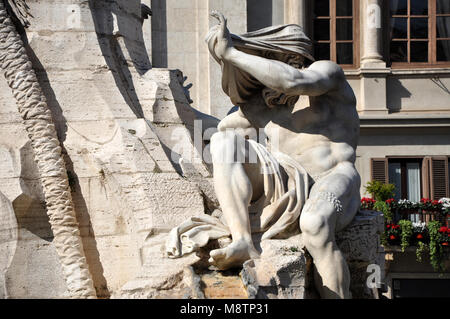 Fontana dei Quattro Fiumi, la Fontana dei Quattro Fiumi in Piazza Navona, Roma, Italia. Dettaglio del fiume Nilo statua nascondendo la sua testa Foto Stock