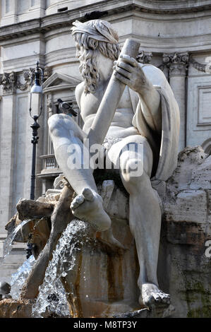 Fontana dei Quattro Fiumi a Piazza Navona. Fontana dei Quattro Fiumi. Dettaglio del dio fiume Gange scolpita dal Bernini. Piazza Navona, Roma, Italia Foto Stock