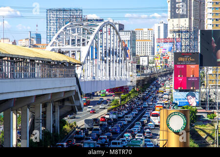 Mar 9,2018 Rush Hour a Epifanio de los Santos Avenue(EDSA) a Manila nelle Filippine Foto Stock