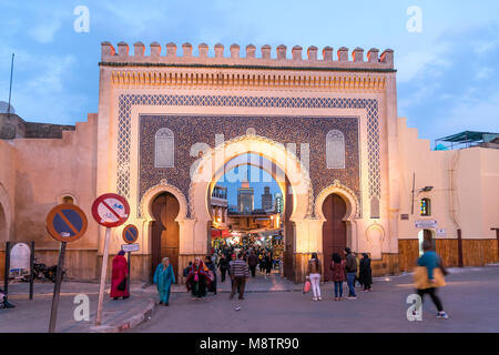 Das Blaue Tor Bab Bou Jeloud in der Abenddämmerung, Fes, Königreich Marokko, Afrika | blue city gate Bab Bou Jeloud al crepuscolo, Fez, il Regno del Marocco Foto Stock