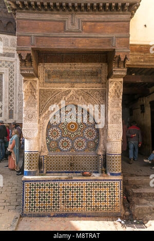 Nejjarine Brunnen in der Medina von Fes, Königreich Marokko, Afrika | Fontaine Nejjarine, Fes, il Regno del Marocco Foto Stock