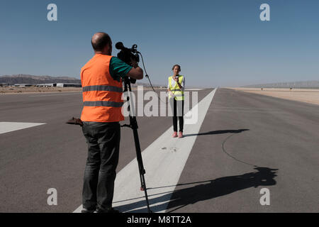 Julia Ganansia reporter francese di i24notizie internazionali israeliano canale televisivo facendo stand up presso la pista del nuovissimo Ilan e Assaf Ramon International Airport è attualmente in costruzione nei pressi della città meridionale di Eilat.in Israele Foto Stock