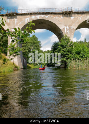 In canoa il sentiero del fiume Brda. Tuchola pinete, provincia di Pomerania,Polonia, l'Europa. Foto Stock