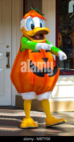 ANAHEIM, CALIFORNIA - Settembre 16th, 2015 - Donald Duck di Halloween con un costume di zucca Foto Stock