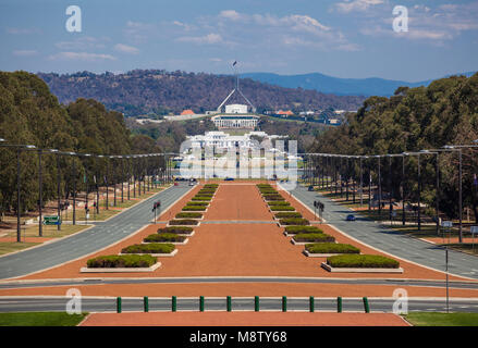 ANZAC Parade visto dalla Australian War Memorial con la Casa del Parlamento nella distanza. A Canberra, Australia Foto Stock