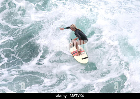 Pro Surfer, Eveline Hooft, preparandosi a la Baia Honolua a Maui. Foto Stock