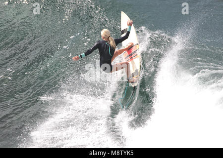 Pro Surfer, Eveline Hooft, preparandosi a la Baia Honolua a Maui. Foto Stock