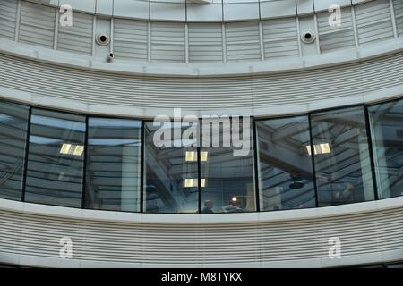 Torino Italia circa 2015 campus Universitario "Luigi Einaudi" lavoratore solitario visibile attraverso la finestra Foto Stock