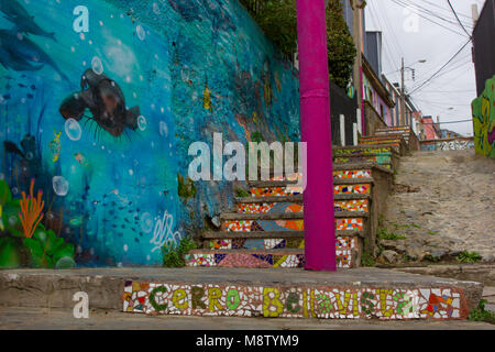 Colorati murali e arte di strada nella città unica di Valparaiso, Cile in Sud America Foto Stock
