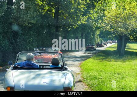 Italia Piemonte Langhe circa nel settembre 2015 tour enologico nelle Langhe la guida italiana ragno vintage cars Foto Stock