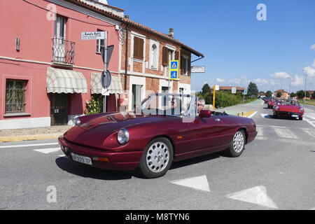 Italia Piemonte Langhe circa nel settembre 2015 tour enologico nelle Langhe la guida italiana ragno vintage cars Foto Stock