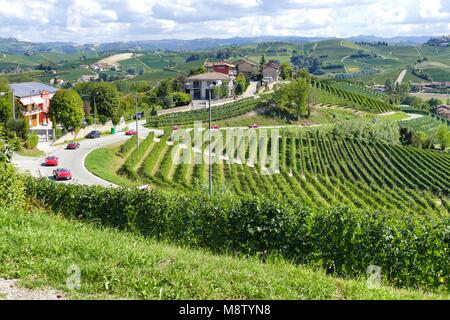 Italia Piemonte Langhe circa nel settembre 2015 tour enologico nelle Langhe la guida italiana ragno vintage cars Foto Stock