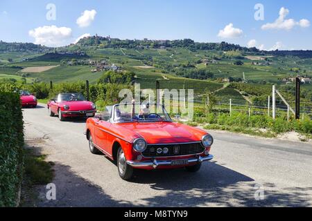 Italia Piemonte Langhe circa nel settembre 2015 tour enologico nelle Langhe la guida italiana ragno vintage cars Foto Stock