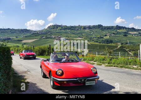 Italia Piemonte Langhe circa nel settembre 2015 tour enologico nelle Langhe la guida italiana ragno vintage cars Foto Stock