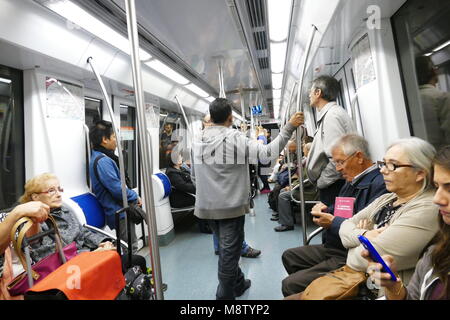 Barcellona Spagna circa novembre 2016 Barcelona metro a bordo vista con persone sedute Foto Stock