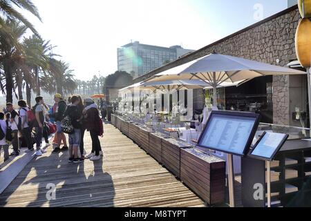 Barcellona Spagna circa novembre 2016 lungomare vista prospettica del bar e del ristorante Le Terrazze con i turisti in sala da pranzo Foto Stock