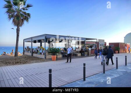 Barcellona Spagna circa novembre 2016 Barceloneta lungomare con un tipico bar sulla spiaggia chiamato chiringuito in spagnolo Foto Stock