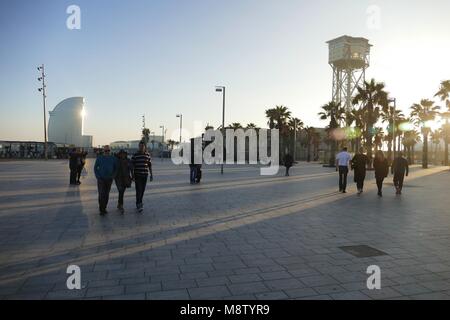 Barcellona Spagna circa novembre 2016 Barceloneta lungomare con il famoso W hotel e la stazione della funivia torre in background Foto Stock