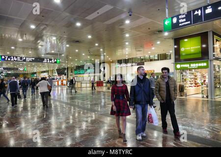 Barcellona Spagna circa novembre 2016 stazione di Sants vista con persone in primo piano Foto Stock