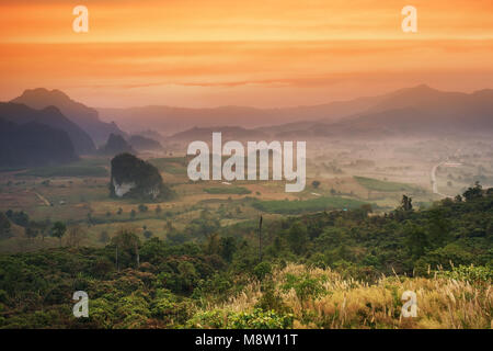 Bellissima vista del paesaggio in mattinata a Phulangka, la più bella vista di sunrise in Phayao, Thailandia Foto Stock