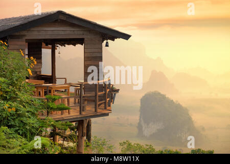 Caffè in legno shop sulla collina di Phu Langka con la montagna bella strato in Phayao, Thailandia Foto Stock