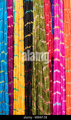 Colorate Sarees indiano (lehriya) appesi al shop in Nathdwara Rajasthan in India Foto Stock