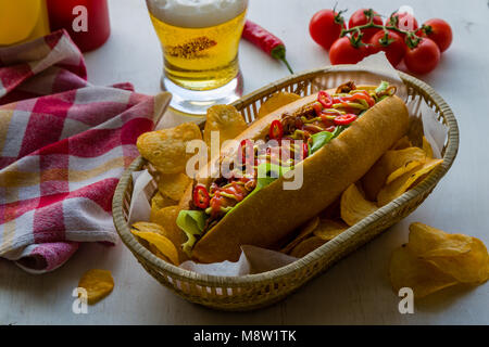 Hot Dog con lattuga cipolla senape ketchup e patatine fritte Foto Stock