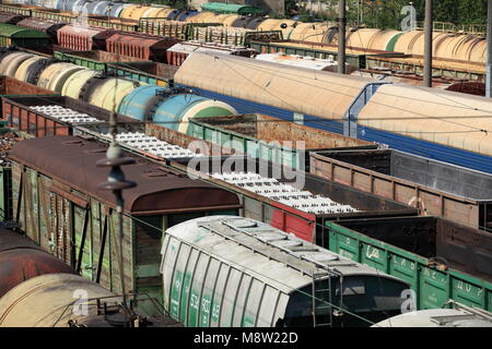 Un treno cortile pieno di treni merci ad alto angolo di visione Foto Stock