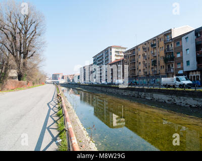 Milano-ITALIA-03 12 2014, Zona Navigli canale d'acqua passa attraverso la città di Milano, la Milano di Navigli sono un sistema di irrigazione e canali navigabili, Foto Stock