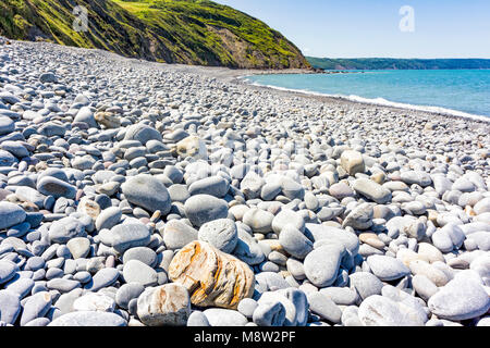 Greencliff Beach - Vista di ghiaia a metà di marea, guardando a sud-ovest verso Bucks Mills (angolo basso, vista orizzontale): Greencliff Beach, vicino a Bideford, Devon Foto Stock