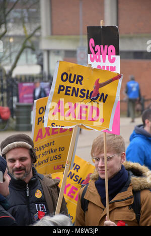 Docenti universitari ULU membri colpisce in segno di protesta contro i piani per modificare le loro pensioni da un definito schema di beneficio in una in cui le loro pensioni sarebbe Foto Stock