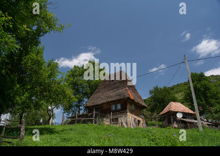 Tradizionale casa di legno ricoperti di paglia in Apuseni Montagne, Transilvania, Romania. Architettura vernacolare. Foto Stock