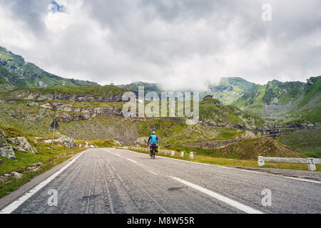 Transfagarasan highway road in muntains - Transilvania, Romania. Ciclista su strada. In bicicletta la ricreazione Foto Stock