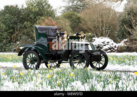 1904 De Dion Bouton modello Q nella neve a Beaulieu Foto Stock