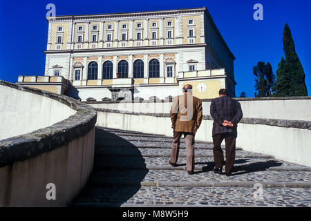 CAPRAROLA, Italia - 27 Novembre 2011: Italia, Lazio, Caprarola (Viterbo), Villa Farnese. Dettaglio. Vista frontale della facciata del palazzo che si affaccia al Foto Stock