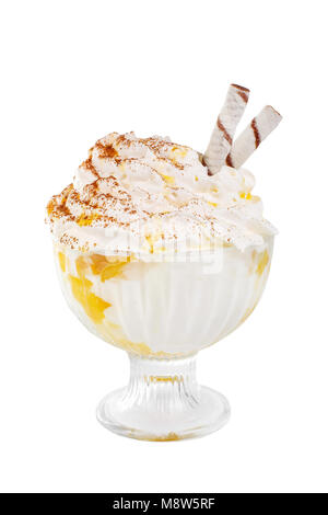 Gelato dessert con panna montata isolata su uno sfondo bianco in un alto in vetro trasparente con ananas, albicocca, arancione zucca marmellata, fetta tu Foto Stock