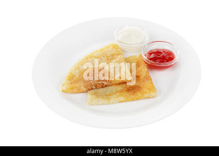 Due frittelle triangolo con marmellata di frutti di bosco e panna acida, isolato sfondo bianco su una piastra. Dessert per un menu in una caffetteria, ristorante, caffetteria lato Foto Stock