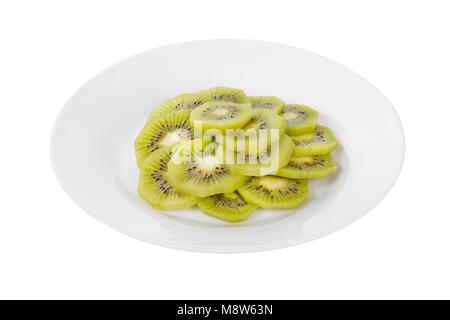 Sbucciate le fette di kiwi su una piastra isolata sfondo bianco. Dessert per un menu in una caffetteria, ristorante, caffetteria e vista laterale Foto Stock