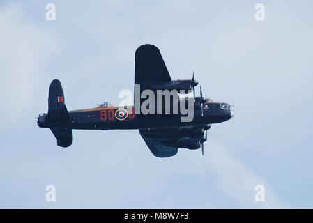 Avro Lancaster PA474 del Battle of Britain Memorial Flight esegue all'Airshow Airbourne a Eastbourne, in Inghilterra il 11 agosto 2012. Foto Stock