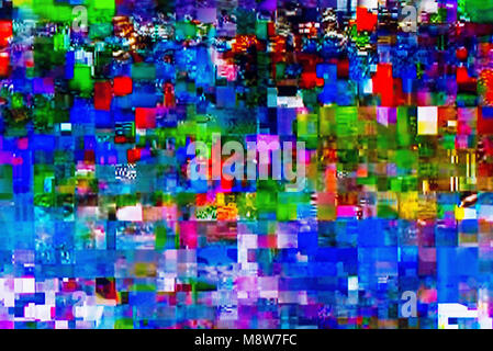 La TV digitale glitch sullo schermo del televisore con piazze smarrito, effetti statici e problemi di congelamento durante il guasto di trasmissione Foto Stock