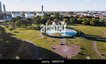 Floralis Generica Fiore di metallo , Plaza Naciones Unidas , Recoleta Buenos Aires, Argentina Foto Stock