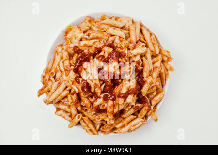 Angolo di alta vista di una piastra con un assortimento di varie pasta cotta servito con salsa di pomodoro su un tavolo bianco Foto Stock