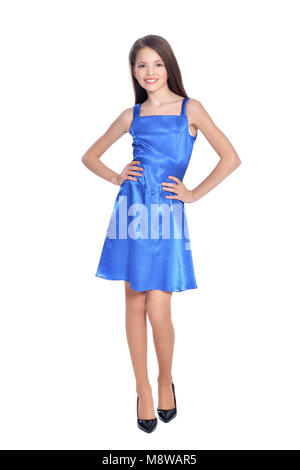 Felice bambina vestito blu in posa isolato Foto Stock