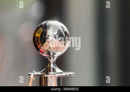 Una sfera di alluminio con una terrazza Foto Stock